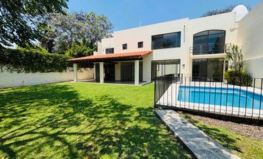 Casa con alberca y jardín privados en Fracc