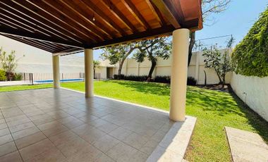 Casa con alberca y jardín privados en Fracc