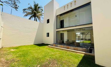 Casa con alberca y jardín privados en Fracc