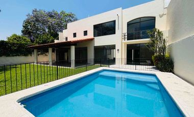 Casa con alberca y jardín privados en Fracc