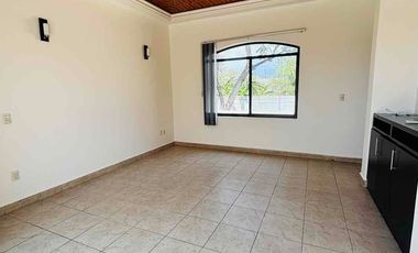 Casa con alberca y jardín privados en Fracc