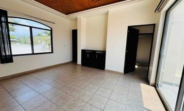 Casa con alberca y jardín privados en Fracc