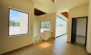 Casa con alberca y jardín privados en Fracc