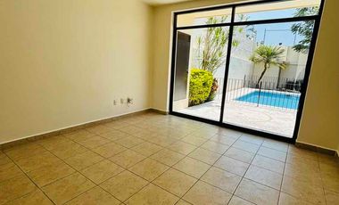 Casa con alberca y jardín privados en Fracc