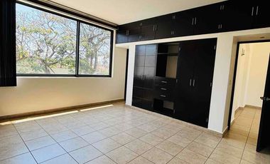 Casa con alberca y jardín privados en Fracc
