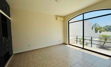 Casa con alberca y jardín privados en Fracc