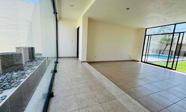 Casa con alberca y jardín privados en Fracc