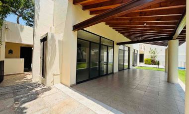 Casa con alberca y jardín privados en Fracc