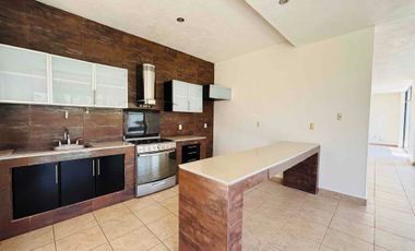 Casa con alberca y jardín privados en Fracc