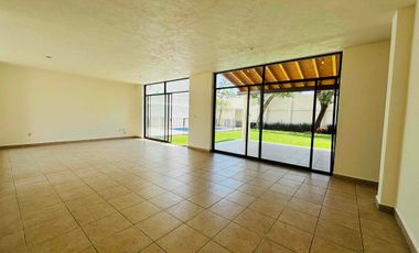 Casa con alberca y jardín privados en Fracc