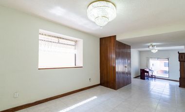 VENTA CASA CON JARDIN 4 RECAMARAS AMPLIOS ESPACIOS JARDINES BELLAVISTA