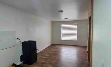 Arriendo casa Para uso habitacional o comercial .Disponible a partir del  en Maximiliano Uribe casi esquina Avenida Los Notros Puerto Montt. Propiedad cuenta con.Living comedor Cocina concepto abierto.                    3 dormitorios 2 de ellos en segundo nivel. 1 baño Primer nivel.  Cámaras de vigilancia y calefacción.Ideal para tu emprendiendo o vivir en la comodidad de una casa con 2 estacionamientos y portón eléctrico.Bodega cerrada.no lo dudes más y conversemos.                           Uso habitacional $ 580.000    Uso Comercial $ 750.000   Raisur Propiedades 99200----