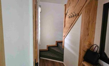 Arriendo casa Para uso habitacional o comercial .Disponible a partir del  en Maximiliano Uribe casi esquina Avenida Los Notros Puerto Montt. Propiedad cuenta con.Living comedor Cocina concepto abierto.                    3 dormitorios 2 de ellos en segundo nivel. 1 baño Primer nivel.  Cámaras de vigilancia y calefacción.Ideal para tu emprendiendo o vivir en la comodidad de una casa con 2 estacionamientos y portón eléctrico.Bodega cerrada.no lo dudes más y conversemos.                           Uso habitacional $ 580.000    Uso Comercial $ 750.000   Raisur Propiedades 99200----
