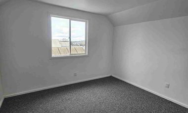 Arriendo casa Para uso habitacional o comercial .Disponible a partir del  en Maximiliano Uribe casi esquina Avenida Los Notros Puerto Montt. Propiedad cuenta con.Living comedor Cocina concepto abierto.                    3 dormitorios 2 de ellos en segundo nivel. 1 baño Primer nivel.  Cámaras de vigilancia y calefacción.Ideal para tu emprendiendo o vivir en la comodidad de una casa con 2 estacionamientos y portón eléctrico.Bodega cerrada.no lo dudes más y conversemos.                           Uso habitacional $ 580.000    Uso Comercial $ 750.000   Raisur Propiedades 99200----