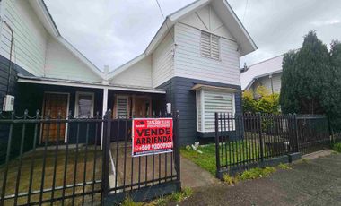 Arriendo casa Para uso habitacional o comercial .Disponible a partir del  en Maximiliano Uribe casi esquina Avenida Los Notros Puerto Montt. Propiedad cuenta con.Living comedor Cocina concepto abierto.                    3 dormitorios 2 de ellos en segundo nivel. 1 baño Primer nivel.  Cámaras de vigilancia y calefacción.Ideal para tu emprendiendo o vivir en la comodidad de una casa con 2 estacionamientos y portón eléctrico.Bodega cerrada.no lo dudes más y conversemos.                           Uso habitacional $ 580.000    Uso Comercial $ 750.000   Raisur Propiedades 99200----