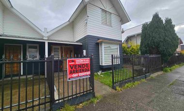 Arriendo casa Para uso habitacional o comercial .Disponible a partir del  en Maximiliano Uribe casi esquina Avenida Los Notros Puerto Montt. Propiedad cuenta con.Living comedor Cocina concepto abierto.                    3 dormitorios 2 de ellos en segundo nivel. 1 baño Primer nivel.  Cámaras de vigilancia y calefacción.Ideal para tu emprendiendo o vivir en la comodidad de una casa con 2 estacionamientos y portón eléctrico.Bodega cerrada.no lo dudes más y conversemos.                           Uso habitacional $ 580.000    Uso Comercial $ 750.000   Raisur Propiedades 99200----