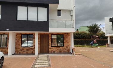 SE ARRIENDA HERMOSA CASA CONJUNTO GERONA - VDA CERCA DE PIEDRA