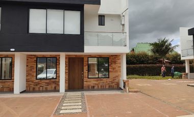SE ARRIENDA HERMOSA CASA CONJUNTO GERONA - VDA CERCA DE PIEDRA