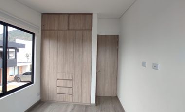 SE ARRIENDA HERMOSA CASA CONJUNTO GERONA - VDA CERCA DE PIEDRA