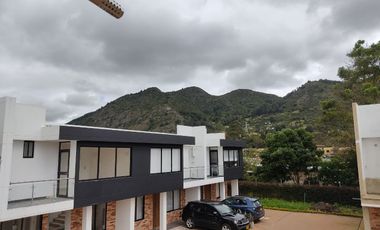 SE ARRIENDA HERMOSA CASA CONJUNTO GERONA - VDA CERCA DE PIEDRA