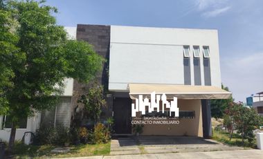 CASA EN VENTA EN VALLE IMPERIAL EN ESQUINA FRENTE A PARQUE/4 REC