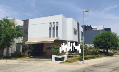 CASA EN VENTA EN VALLE IMPERIAL EN ESQUINA FRENTE A PARQUE/4 REC