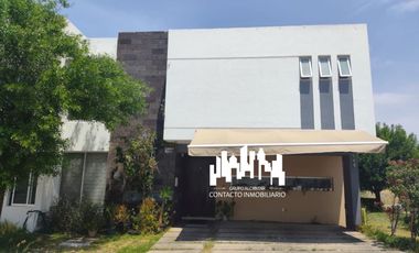 CASA EN VENTA EN VALLE IMPERIAL EN ESQUINA FRENTE A PARQUE/4 REC