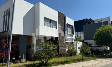 CASA EN VENTA EN VALLE IMPERIAL EN ESQUINA FRENTE A PARQUE/4 REC