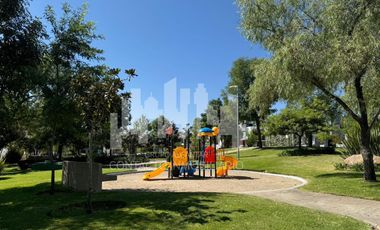 CASA EN VENTA EN VALLE IMPERIAL EN ESQUINA FRENTE A PARQUE/4 REC