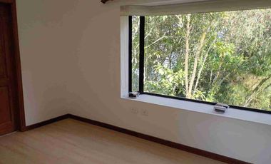 RENTO HERMOSA CASA - CAMPO ALEGRE 350 m2 CONSTRUCCIÓN - 4 DORMITORIOS.