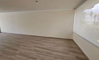 Tumbaco, Sector Villa Vega, Casa Estilo Moderna Adosada a un Solo Lado enVenta