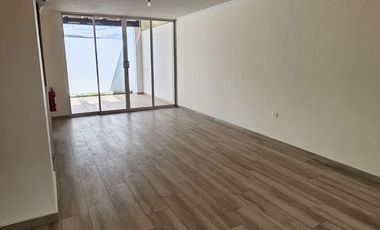 Tumbaco, Sector Villa Vega, Casa Estilo Moderna Adosada a un Solo Lado enVenta