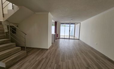 Tumbaco, Sector Villa Vega, Casa Estilo Moderna Adosada a un Solo Lado enVenta