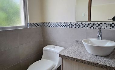 Tumbaco, Sector Villa Vega, Casa Estilo Moderna Adosada a un Solo Lado enVenta