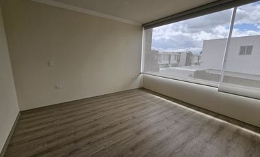 Tumbaco, Sector Villa Vega, Casa Estilo Moderna Adosada a un Solo Lado enVenta