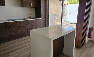 Tumbaco, Sector Villa Vega, Casa Estilo Moderna Adosada a un Solo Lado enVenta