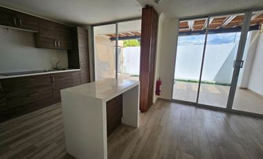 Tumbaco, Sector Villa Vega, Casa Estilo Moderna Adosada a un Solo Lado enVenta
