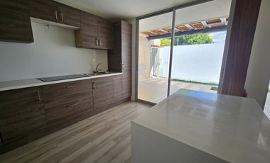 Tumbaco, Sector Villa Vega, Casa Estilo Moderna Adosada a un Solo Lado enVenta