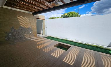 Tumbaco, Sector Villa Vega, Casa Estilo Moderna Adosada a un Solo Lado enVenta