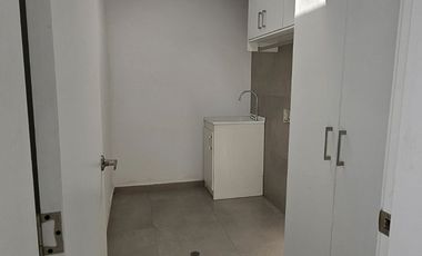 Tumbaco, Sector Villa Vega, Casa Estilo Moderna Adosada a un Solo Lado enVenta