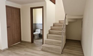 Tumbaco, Sector Villa Vega, Casa Estilo Moderna Adosada a un Solo Lado enVenta