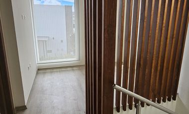 Tumbaco, Sector Villa Vega, Casa Estilo Moderna Adosada a un Solo Lado enVenta