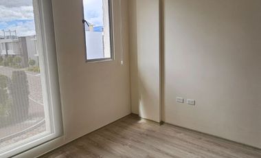 Tumbaco, Sector Villa Vega, Casa Estilo Moderna Adosada a un Solo Lado enVenta