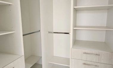 Tumbaco, Sector Villa Vega, Casa Estilo Moderna Adosada a un Solo Lado enVenta