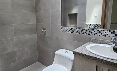 Tumbaco, Sector Villa Vega, Casa Estilo Moderna Adosada a un Solo Lado enVenta