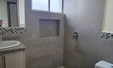 Tumbaco, Sector Villa Vega, Casa Estilo Moderna Adosada a un Solo Lado enVenta