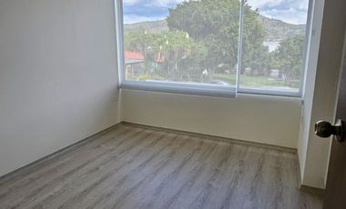 Tumbaco, Sector Villa Vega, Casa Estilo Moderna Adosada a un Solo Lado enVenta