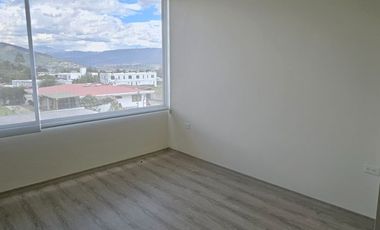 Tumbaco, Sector Villa Vega, Casa Estilo Moderna Adosada a un Solo Lado enVenta