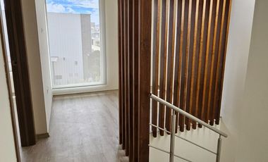 Tumbaco, Sector Villa Vega, Casa Estilo Moderna Adosada a un Solo Lado enVenta