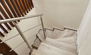 Tumbaco, Sector Villa Vega, Casa Estilo Moderna Adosada a un Solo Lado enVenta